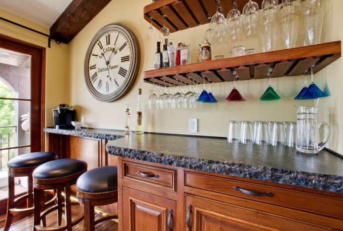 Estantes para platos en el interior de la cocina