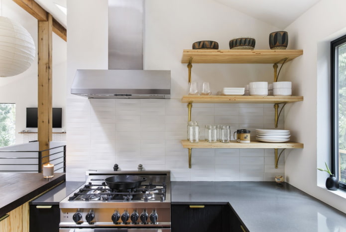 Estantes para platos en el interior de la cocina