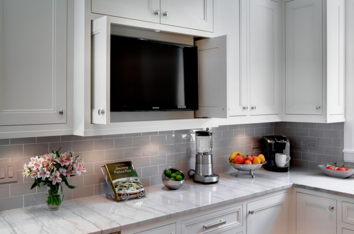Estante para TV en el interior de la cocina