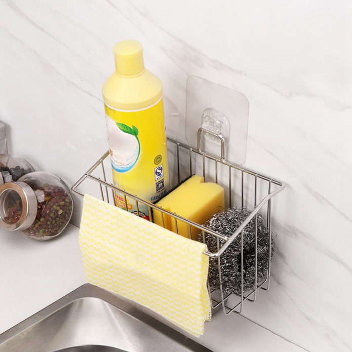 Estantes para accesorios del hogar en el interior de la cocina