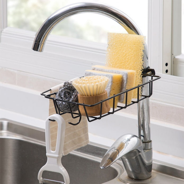 Estantes para accesorios del hogar en el interior de la cocina