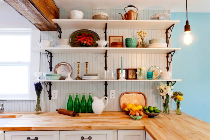Estantes decorativos en la cocina
