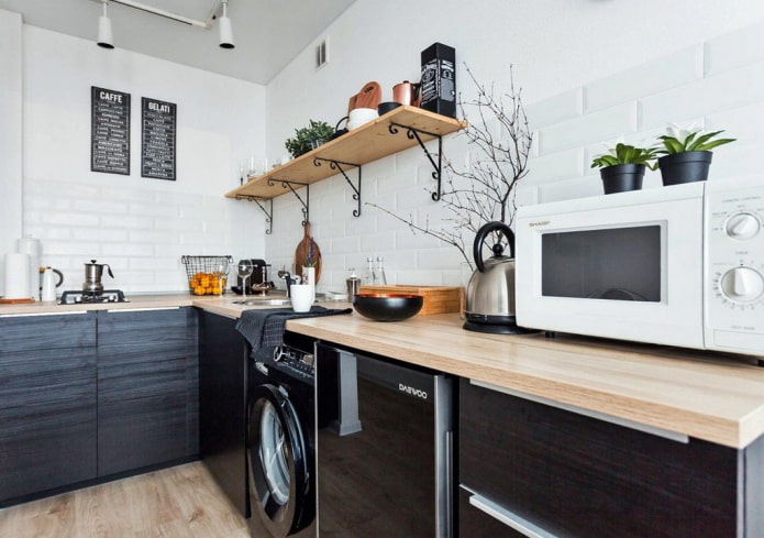 Estantes abiertos en el interior de la cocina