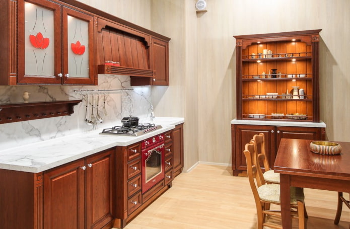 Estantes en la cocina de estilo clásico