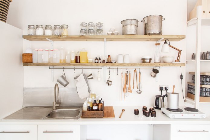 Estantes en el interior de la cocina