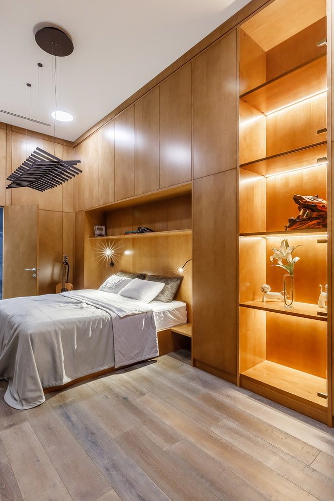 Estantes de pared empotrados en el interior