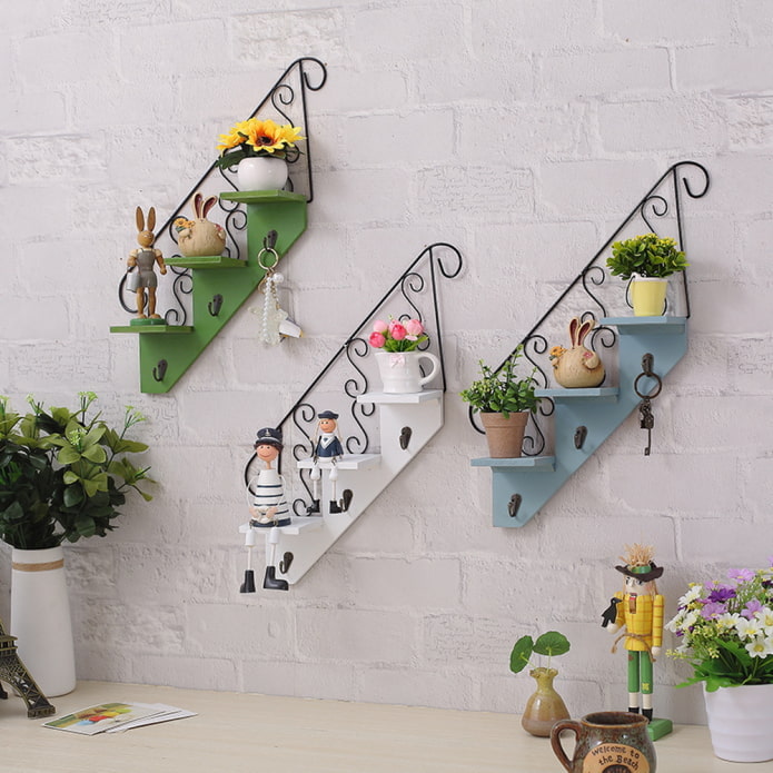 diseño de estantería de pared en el interior