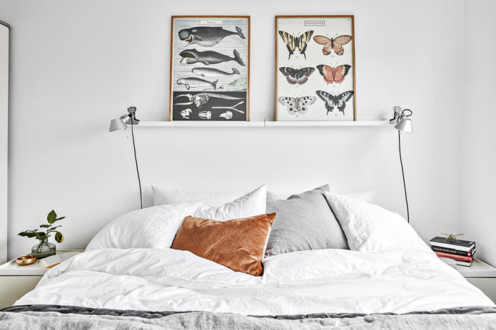 Estantes para cuadros sobre la cama en el interior