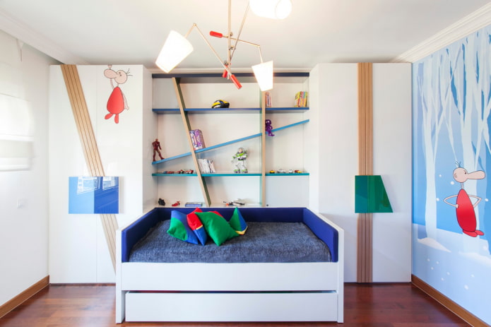 estantes sobre la cama en el interior de la habitación infantil