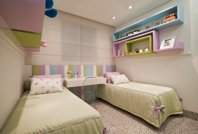Estantes sobre la cama en la habitación infantil