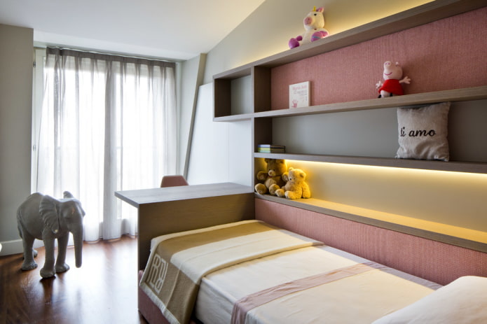 Estantes en el lateral de la cama