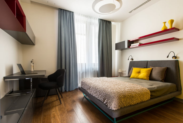 estantes colgantes sobre la cama en el interior