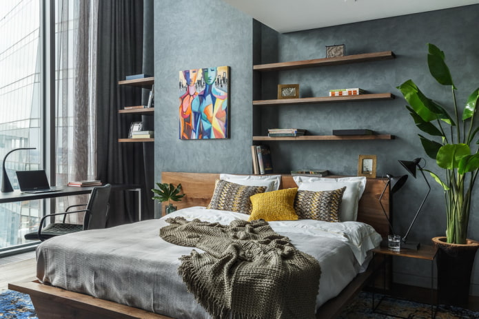Estantes de madera sobre la cama en el interior