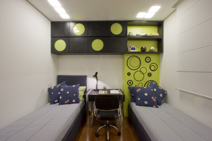 estantes combinados sobre la cama en el interior