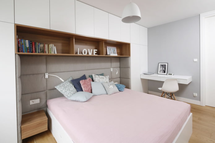 Estantes abiertos sobre la cama en el interior