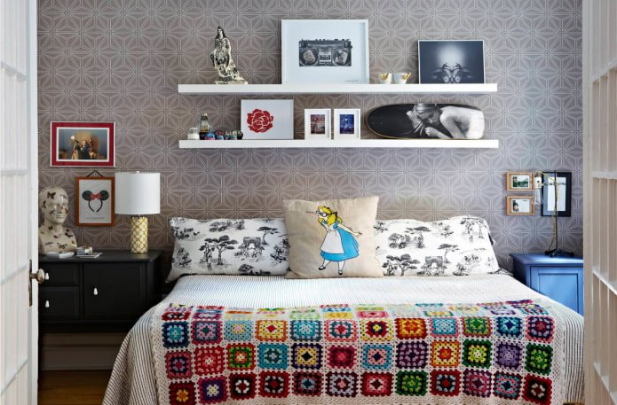 estantes sobre la cama en el interior