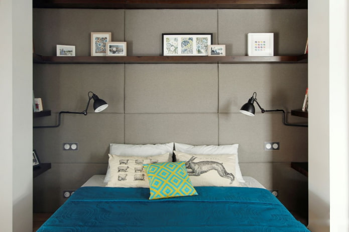estantes sobre la cama en el interior