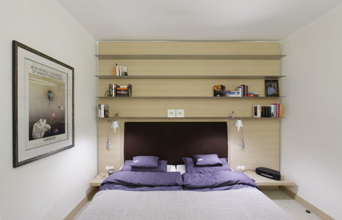Estantes de vidrio sobre la cama en el interior