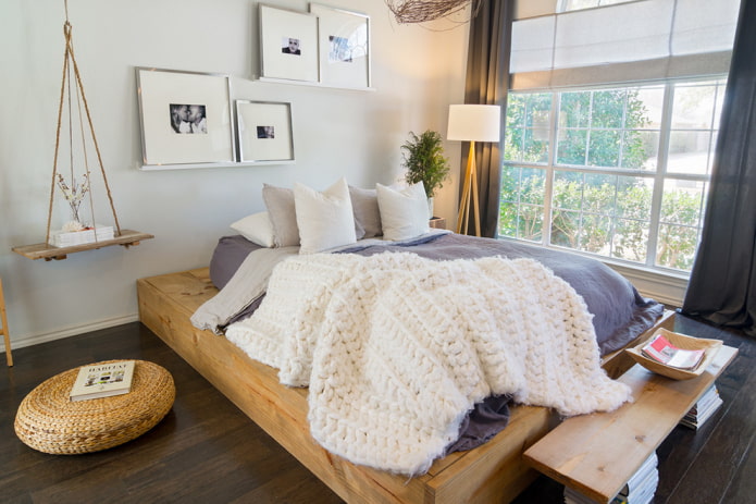 Estantes sobre la cama de estilo escandinavo