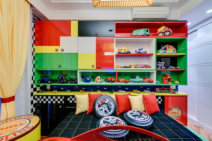 estantes sobre la cama en el interior de la Habitación infantil
