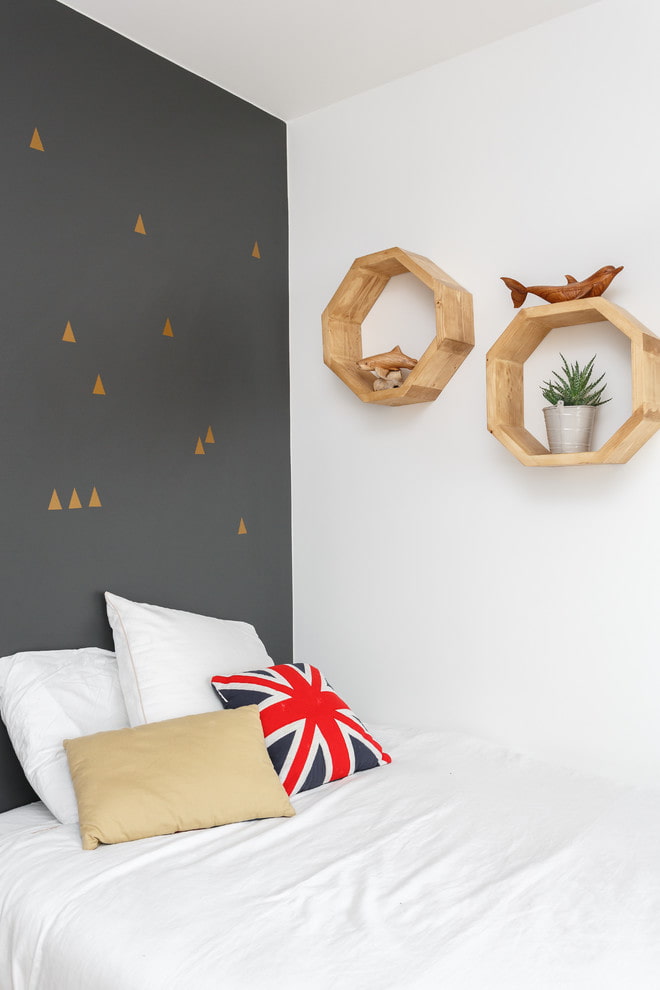 estantes sobre la cama en el interior