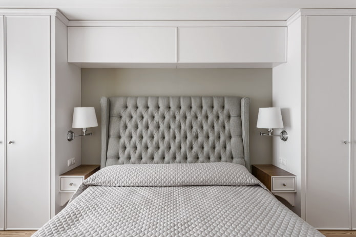 Estantes cerrados sobre la cama en el interior