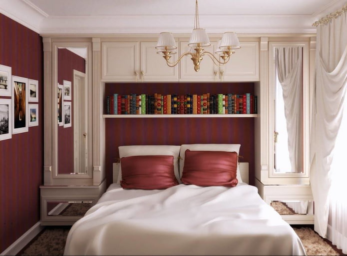 Estantes sobre la cama de estilo clásico