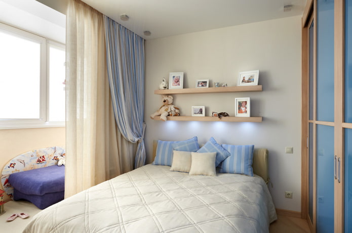 Estantes para fotos sobre la cama en el interior
