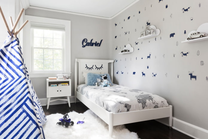 Diseño de estanterías en el interior de la habitación infantil