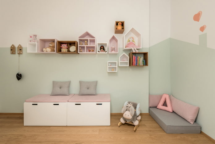 Diseño de estanterías en el interior de la habitación infantil