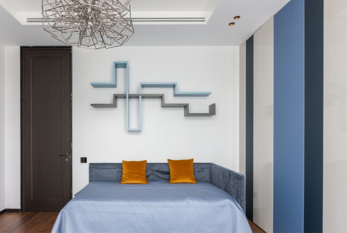 Estantes sobre la cama en el interior de la habitación infantil