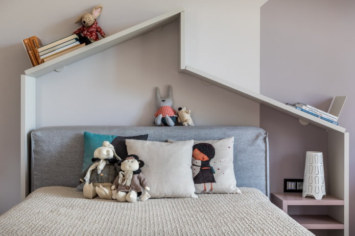 Estantes sobre la cama en el interior de la habitación infantil