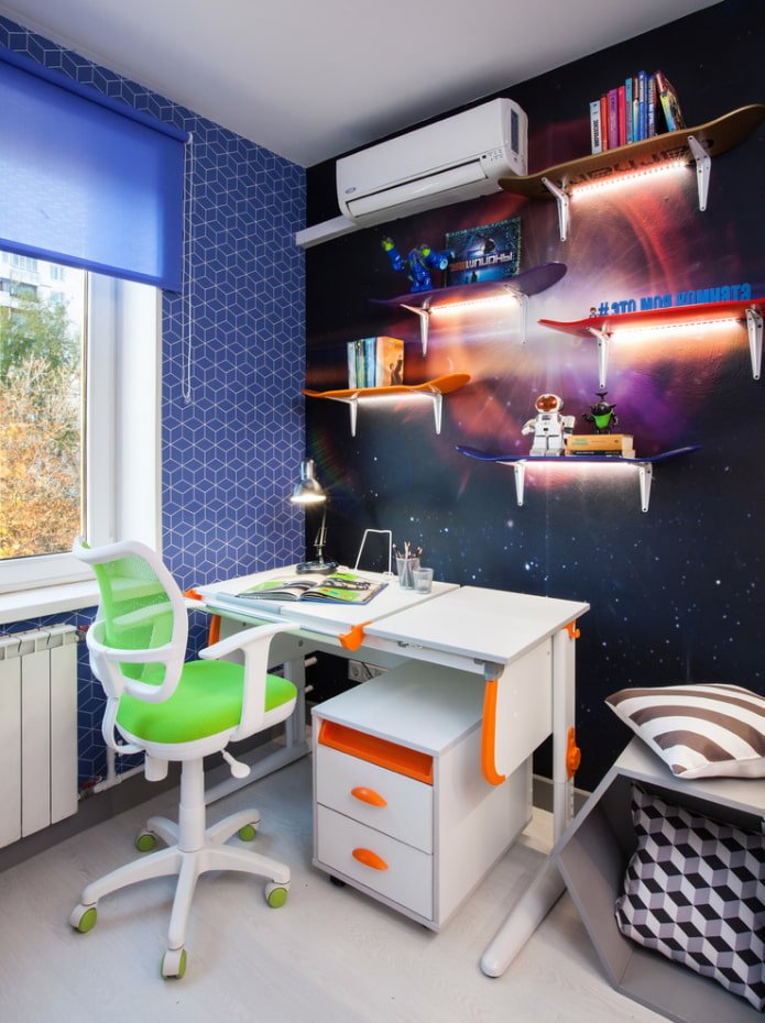 Diseño de estanterías en el interior de la habitación infantil