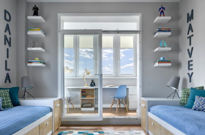 Estantes junto a la ventana en el interior de la habitación infantil