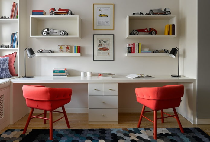 Estantes sobre la mesa en el interior de la habitación infantil