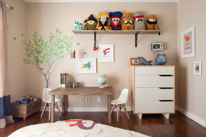 estantes para juguetes en el interior de la habitación infantil