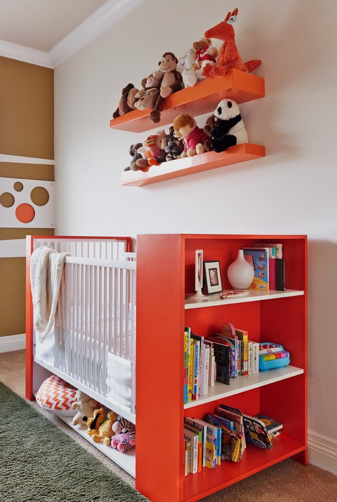 esquema de colores de las estanterías en el interior de una habitación infantil
