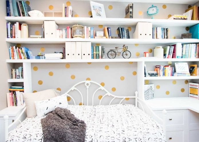 Estanterías en la habitación infantil