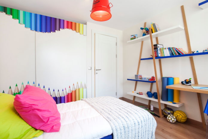 Estantes en el interior de la habitación infantil de un niño