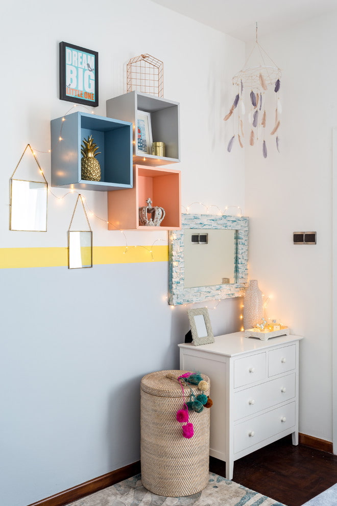 Estantes cuadrados en el interior de la habitación infantil