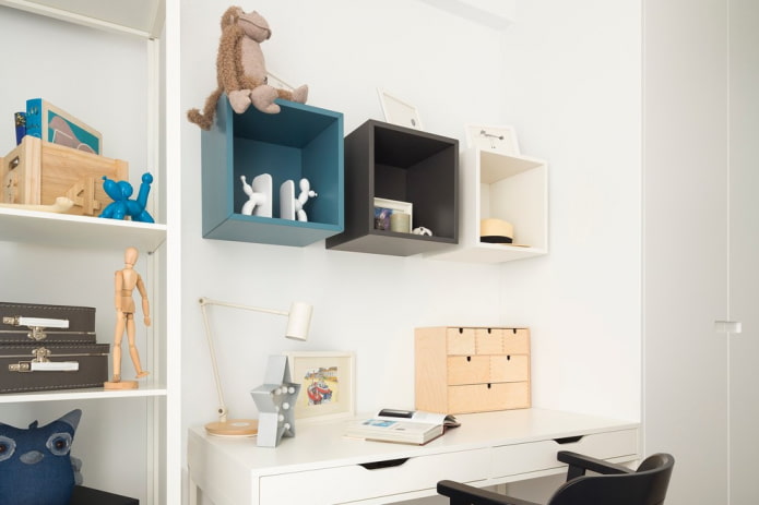 Estantes cuadrados en el interior de la habitación infantil