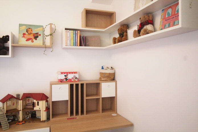 Estantes esquineros en la habitación infantil