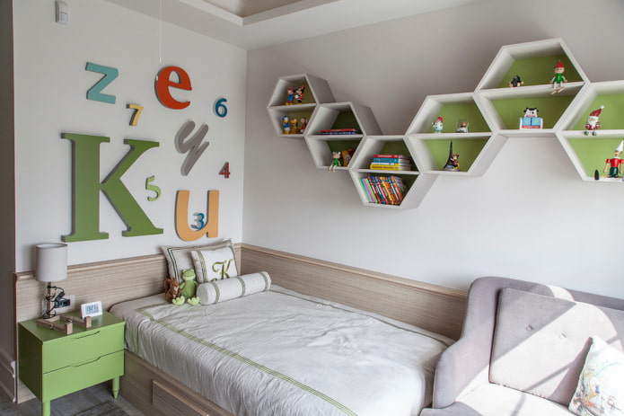 estantes de pared en el interior de la habitación infantil