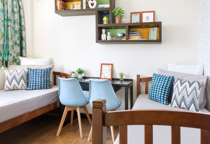 Estantes abiertos en el interior de la habitación infantil