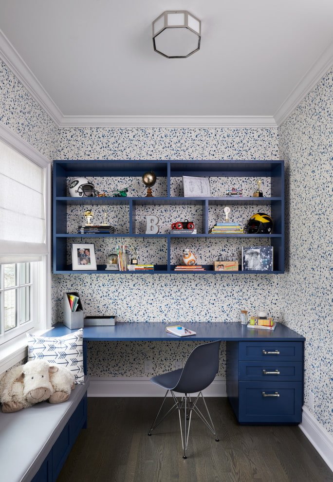 esquema de colores de las estanterías en el interior de una habitación infantil