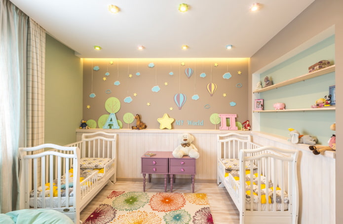estantes en un nicho en el interior de una habitación infantil
