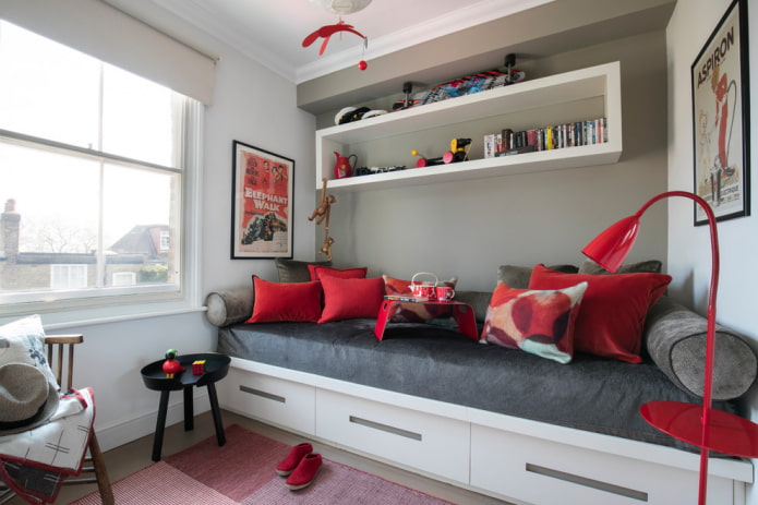 Estantes en la habitación infantil de un niño