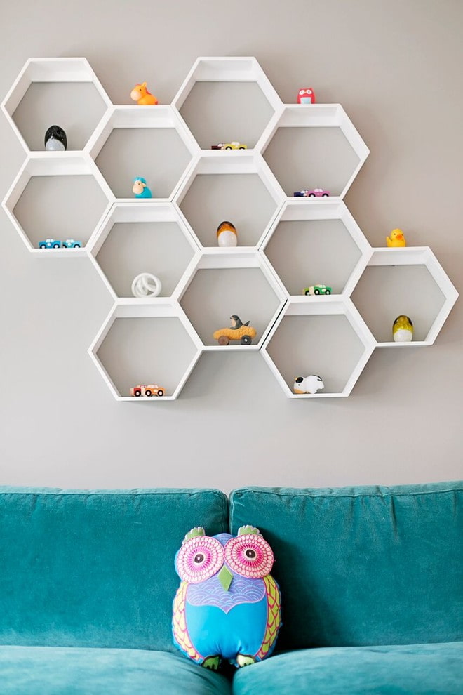 Estantes pequeños en el interior de la habitación infantil
