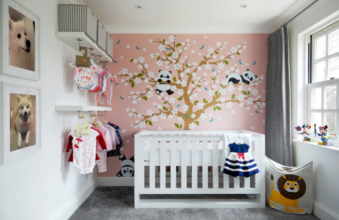estantes para cosas en el interior de la habitación infantil