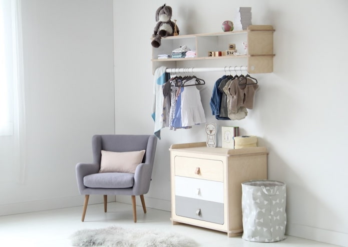 estantes para cosas en el interior de la habitación infantil